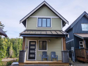 Storm Bay, Family Home with Hot Tub and Inlet View